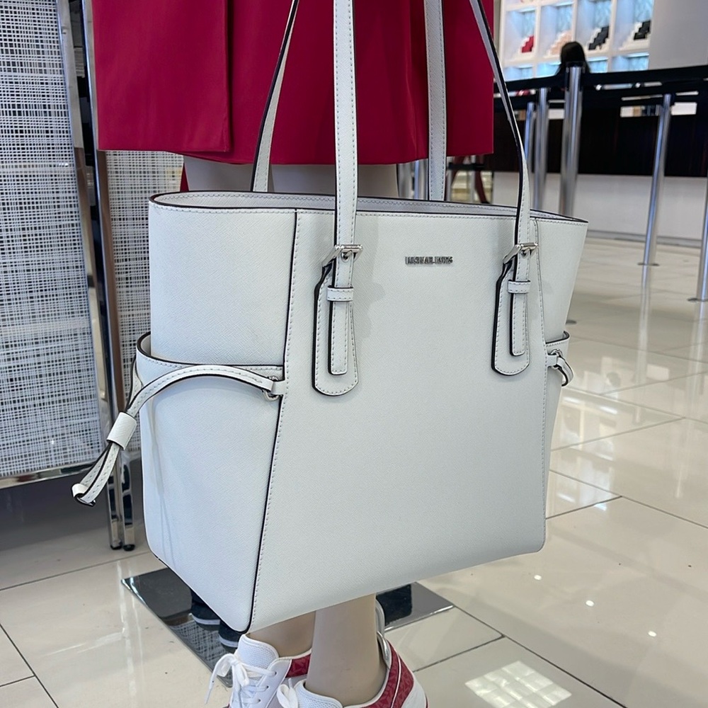 MICHAEL KORS Voyager Larg Saffiano Leather EW Tote Shoulder Bag
Optic White 
NWT - Picture 6 of 16
